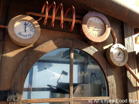 Details on Maurice's popcorn machine